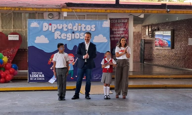 Adrián de la Garza y Lorena de la Garza escuchan peticiones de niños