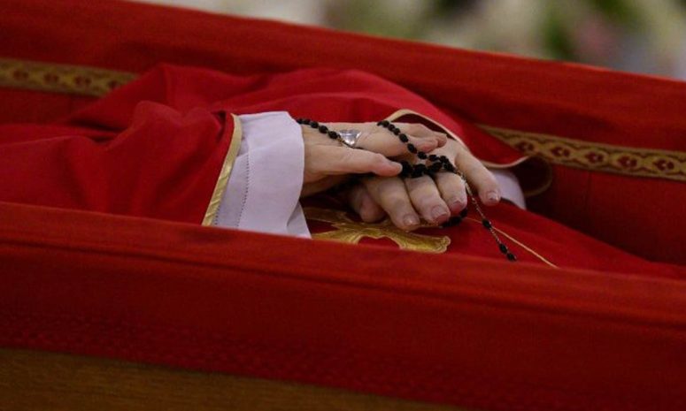 Revelan horarios al público para despedir al Papa