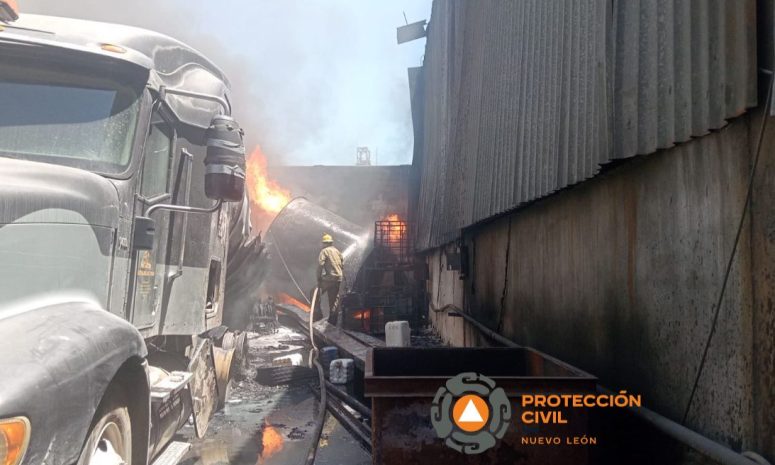 Se registra incendio en bodega de Escobedo; arden contenedores con aceite