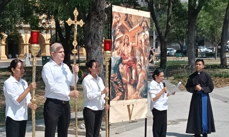 Realiza Arquidiócesis Viacrucis en la plaza Zaragoza