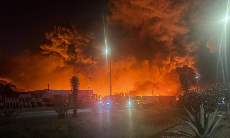 Sofocan incendio en Ciénega de Flores; consume 3 naves industriales