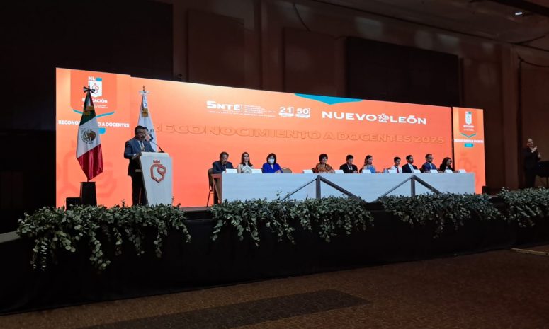 Reconoce Samuel García labor del magisterio en emotiva celebración