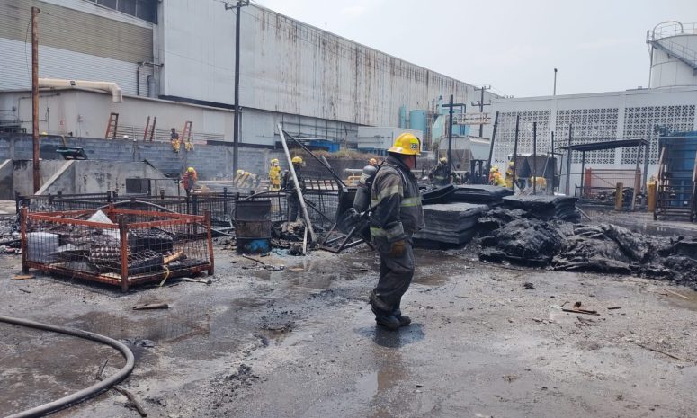 Moviliza cuerpos de emergencia incendio en empresa Whirlpool de Apodaca