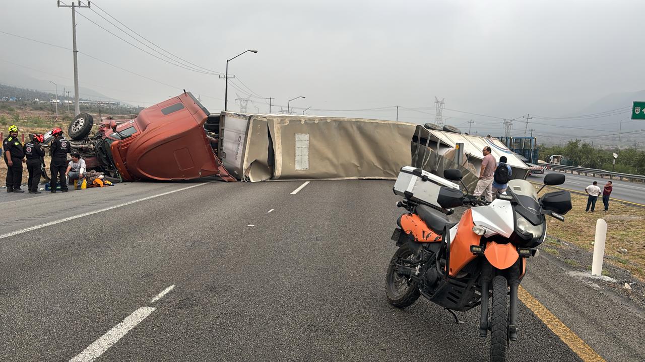 Vuelca tráiler y provoca cierre total en la carretera Saltillo ...