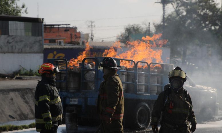 Atienden incendio vehicular en zona de carga de Guadalupe