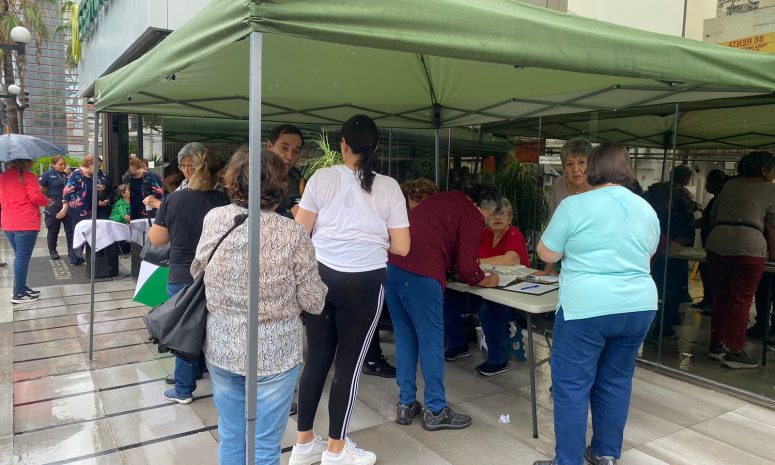 Persisten maestros jubilados en plantón pese a la lluvia