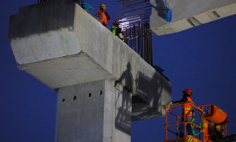 Mientras la ciudad duerme, el Metro avanza: colocan rieles de 72 toneladas en maniobras nocturnas