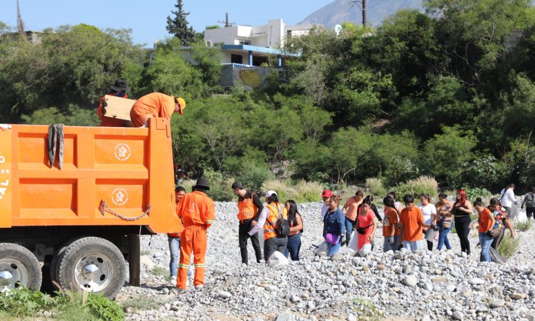 Recolecta voluntariado 17.5 toneladas de residuos del río Santa Catarina