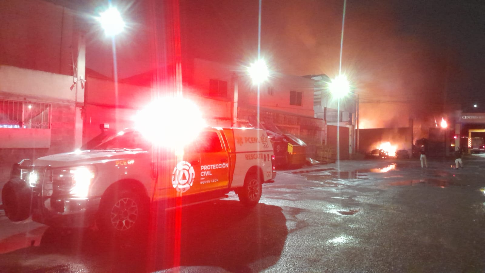 Se registra fuerte incendio en tarimera de Huinalá, Apodaca - Quadratín ...