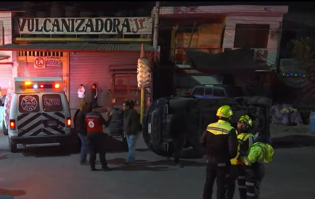 Aparatoso choque entre auto y camioneta deja 4 lesionados en Aztlán ...