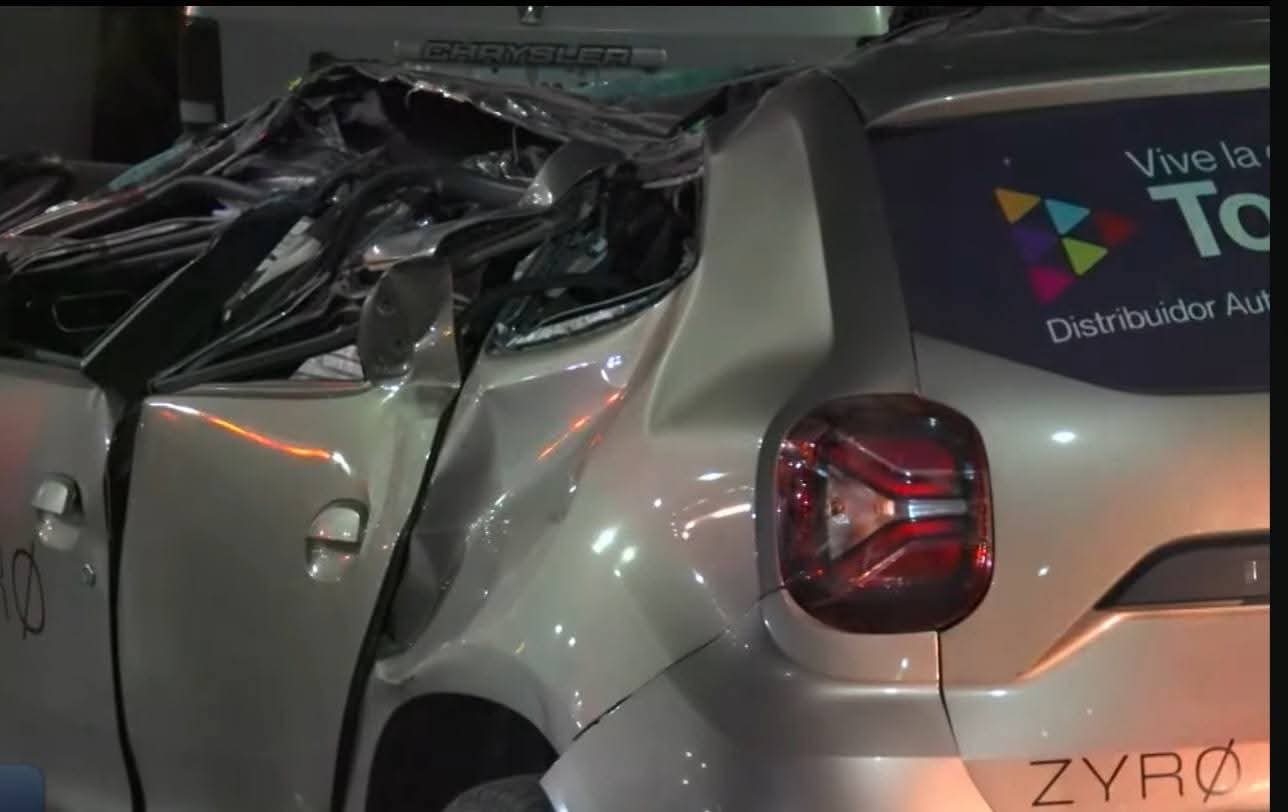 Aparatoso choque entre auto y camioneta deja 4 lesionados en Aztlán ...
