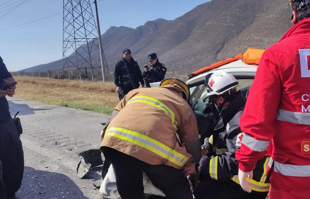 Choque entre tráiler y auto deja un fallecido y un lesionado en García ...