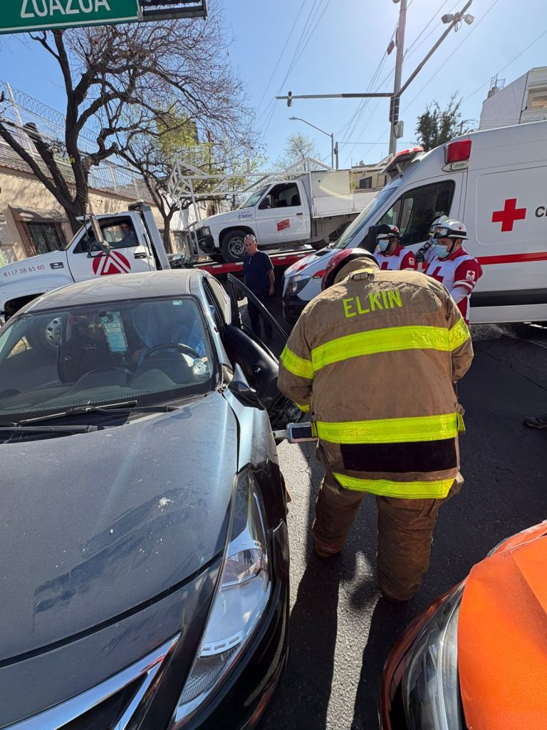 Rescatan a conductor tras choque en el Centro de Monterrey - Quadratín ...