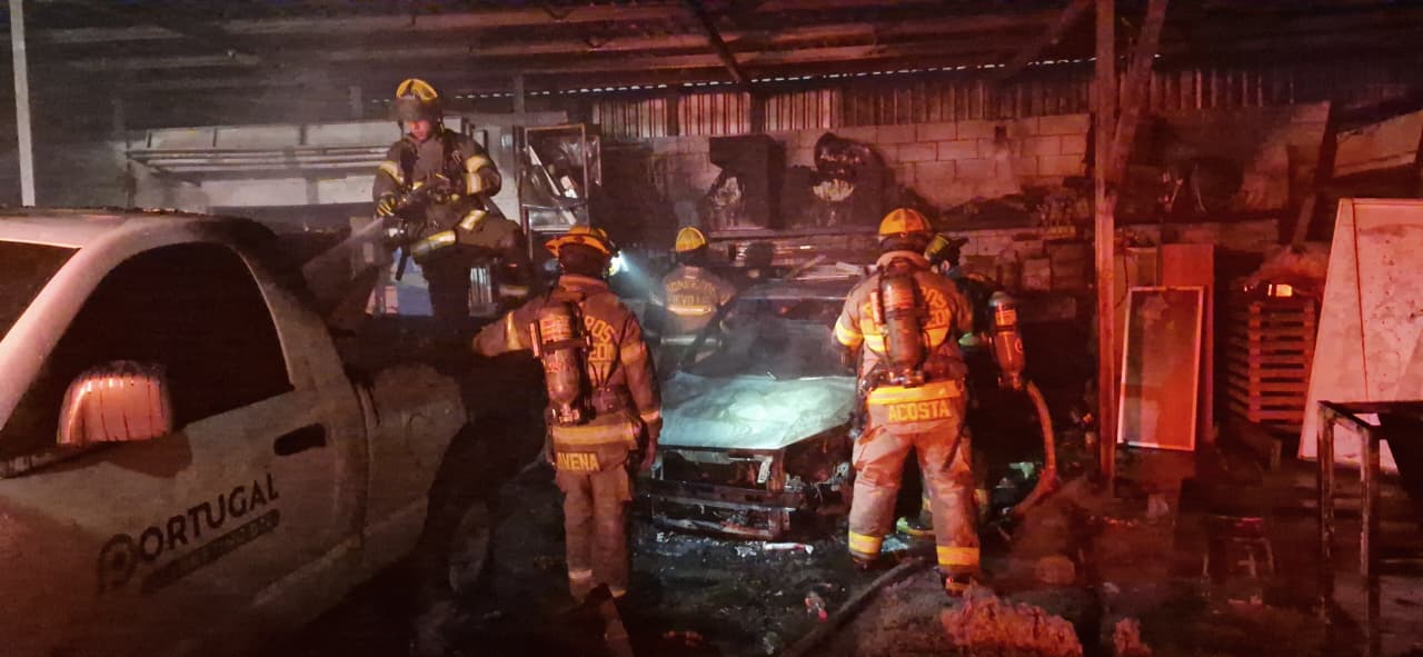 Consume incendio 2 vehículos en bodega de la colonia Del Prado ...