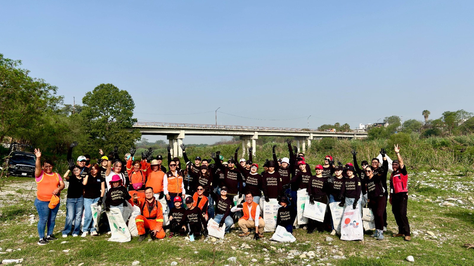Voluntarios retiran casi 70 toneladas de basura del Río Santa Catarina ...