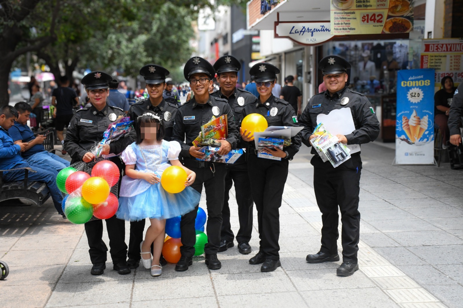 Reparten Policías de Monterrey juguetes a niños en el centro de la ciudad