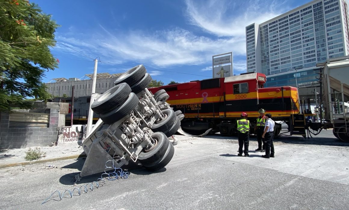 Cayó un tráiler en la zona industrial de Monterrey tras chocar con un tren