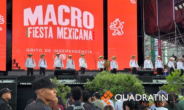 Se reúnen familias en la Macroplaza para celebrar el Grito de Independencia