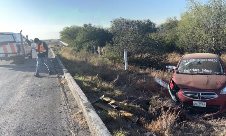 Accidente vial deja a conductor lesionado tras salir de la carretera en Cadereyta