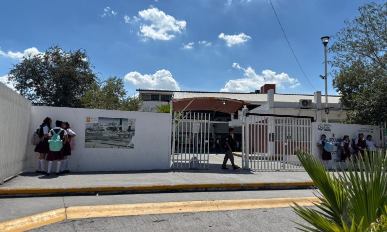 Padres y alumnos de secundaria en Apodaca opinan sobre regulación del uso de celulares