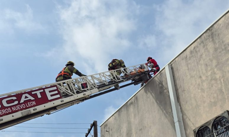 Trabajador sufre descarga eléctrica mientras pintaba en Monterrey