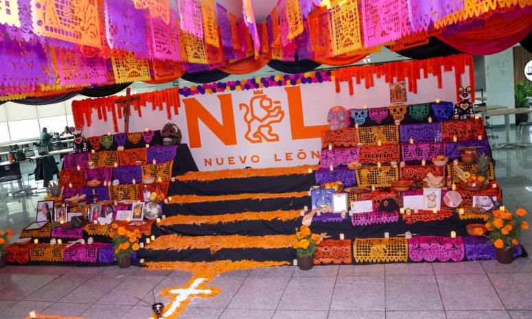 Rinde Gobierno de NL homenaje a colaboradores fallecidos con concurso de altares