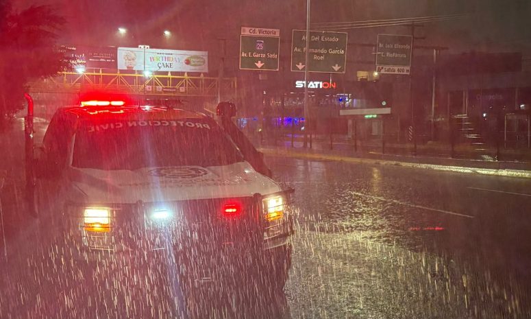 Precipitaciones provocan vehículos varados y cierres preventivos en Nuevo León