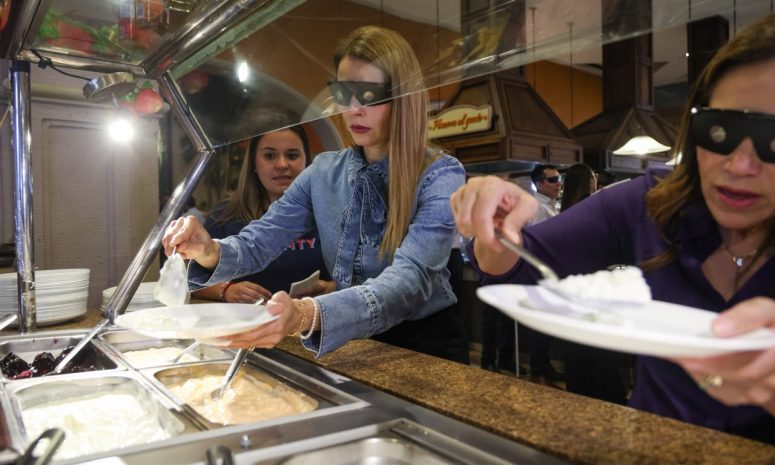 Promueve DIF Monterrey inclusión con desayuno a oscuras