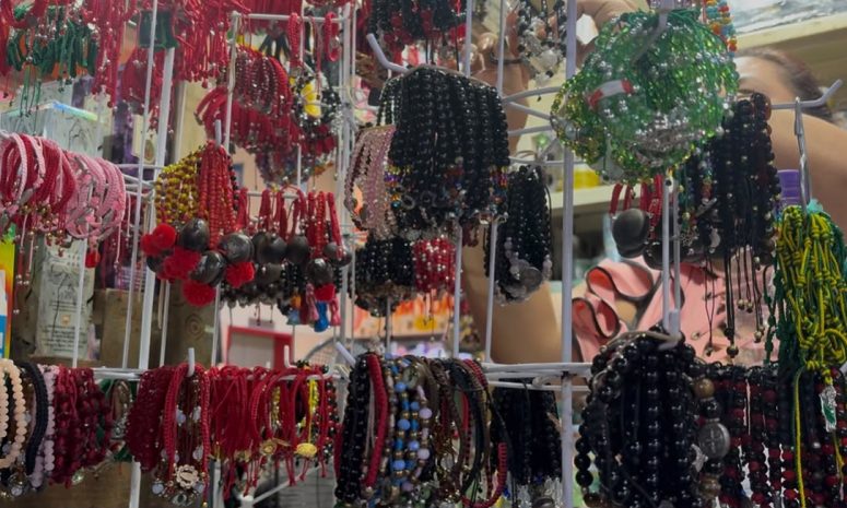 Amor, dinero y suerte: lo que buscan quienes consultan el tarot en el Mercado Juárez