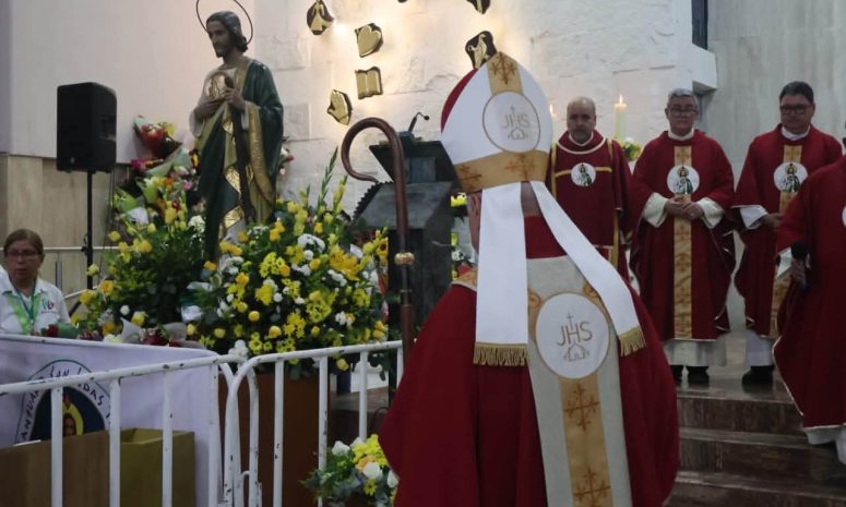 Entre flores y promesas, cientos de fieles celebran a San Judas Tadeo en Monterrey